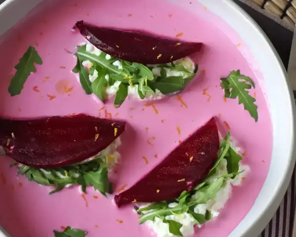 Vacker vegansk mat: rödbetor med ruccola och en krämig, rosa sås. En fest för ögat och magen!
