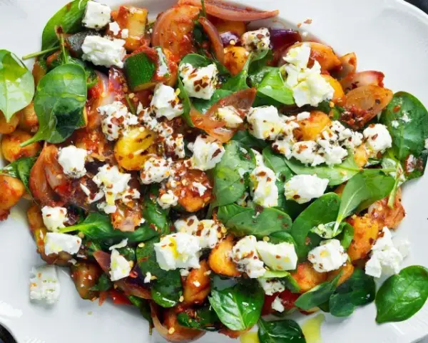 En härlig sallad med gnocchi, grönsaker och fetaost. Ett perfekt middagstips helg för en smakrik och enkel måltid.