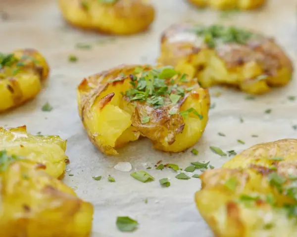Krispiga, gyllene smashed potatis med färsk persilja. Perfekt tillbehör som smälter i munnen.