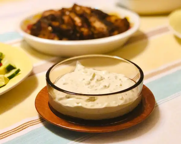 Krämig blue cheese dressing recept i en skål, serverad med sallad och grillat kött. Perfekt tillbehör!