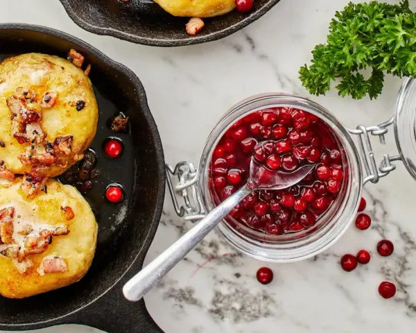 Kroppkakor recept: Gyllene kroppkakor i gjutjärnspanna med knaperstekt fläsk och lingonsylt. En klassisk svensk rätt.