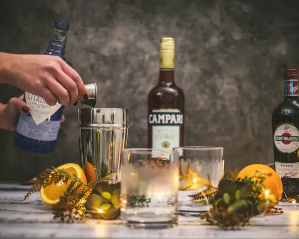 Förberedelser för en klassisk negroni. Gin, Campari och Martini Rossi står redo.