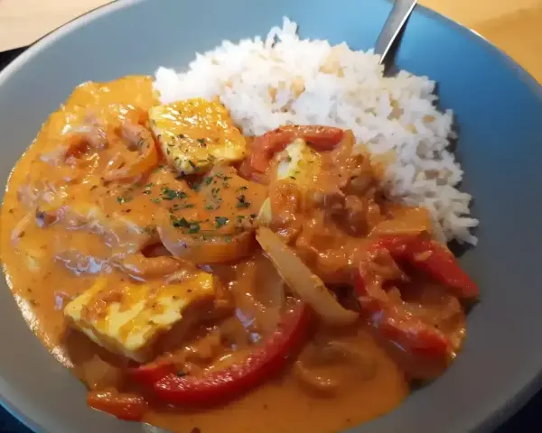En krämig halloumi stroganoff med ris, paprika och lök. En härlig vegetarisk rätt.