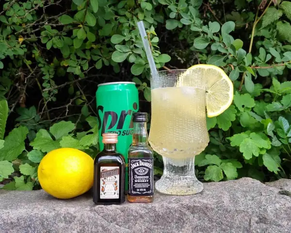 Lynchburg lemonade recept: en citron, en burk Sprite Zero, Cointreau och Jack Daniel's. En perfekt sommardrink!