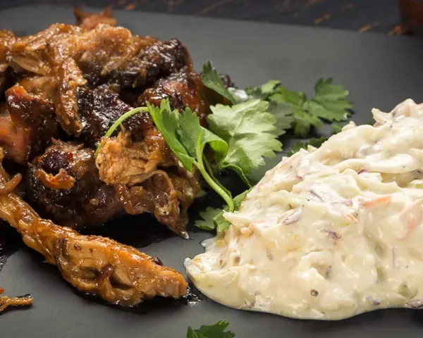 Saftig pulled pork med en krämig coleslaw och färsk koriander. En klassisk kombination som smakar fantastiskt.