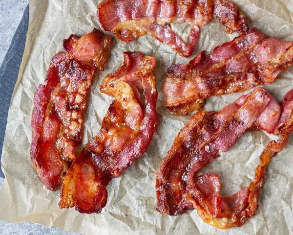 Krispigt, gyllene bacon i airfryer, perfekt stekt och redo att avnjutas.