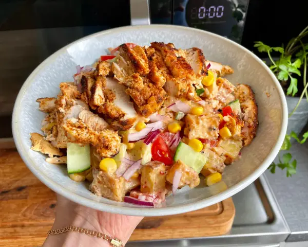 En härlig kyckling kebab-sallad med krispig kyckling, majs, gurka, tomat och rödlök i en krämig dressing.