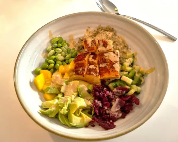 En matig bowl med lax, quinoa, edamamebönor, mango, avokado och rödbetor. Enkla bakverk kan vara gott, men den här bowl är en riktig höjdare!