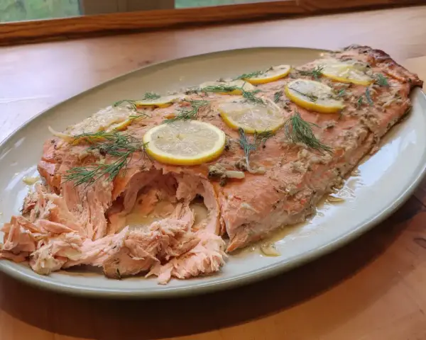Saftig lax i ugn, toppad med citronskivor och färsk dill. Perfekt för en härlig middag.