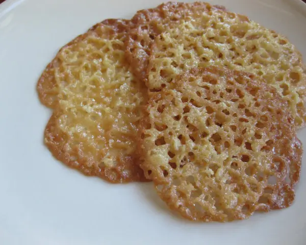 Tre gyllene havreflarn, perfekta för ett enkelt havreflarn recept. Krispiga och tunna, med ett vackert mönster.