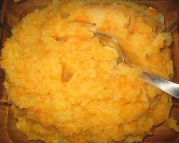 En härlig rotmos, perfekt till fläsk. Ett enkelt rotmos recept som passar alla.