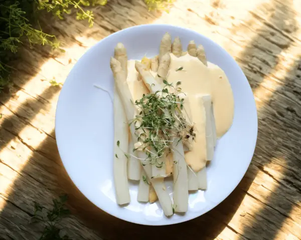 Vit sparris med hollandaisesås och krasse, ett enkelt och gott vit sparris recept.