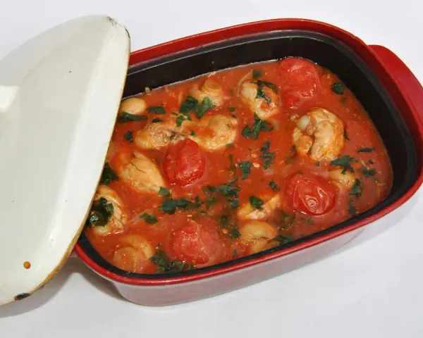 Kyckling marengo i en röd gryta med tomater, champinjoner och persilja. En härlig gryta som doftar av Italien.