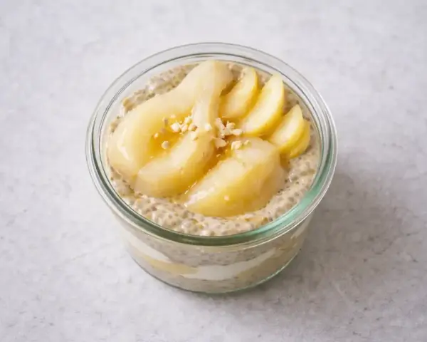 Chiapudding recept med päron och nötter i glasburk. En härlig frukost eller mellanmål.