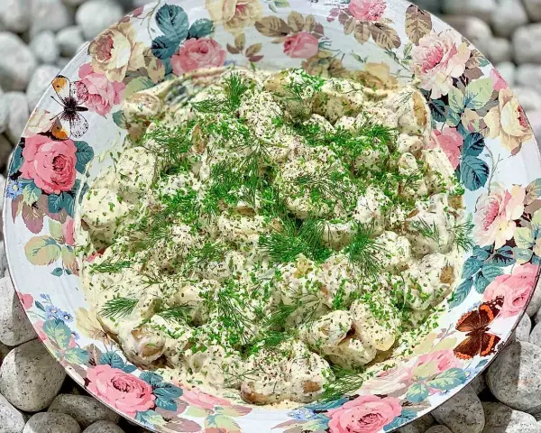 Krämig potatissallad med dill och gräslök, perfekt för sommarens alla tillfällen. Ett enkelt potatissallad recept som alla älskar.