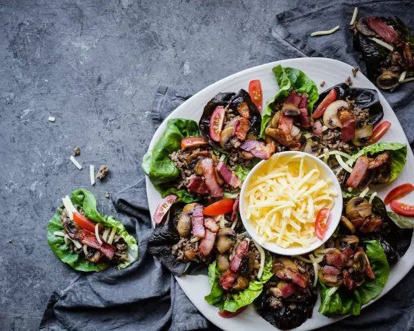 Läckra salladsblad fyllda med köttfärs, svamp, bacon och tomat. En perfekt proteinrik mat för en hälsosam måltid.