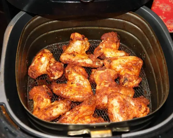 Krispiga kycklingklubbor i airfryer, redo att serveras. Perfekt för en snabb och god middag.
