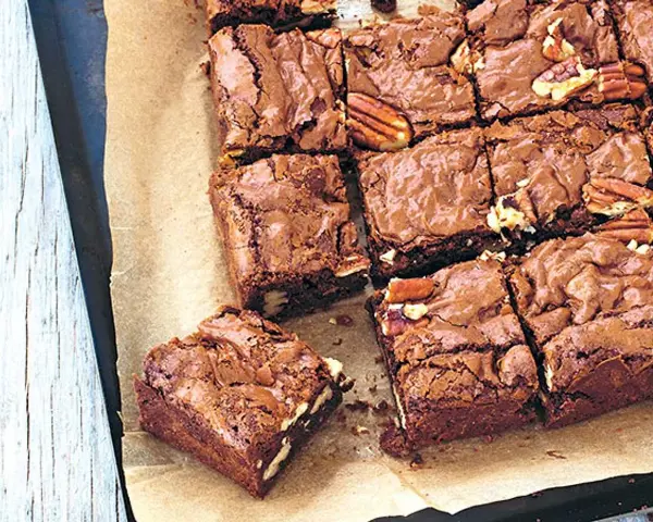Färska, sega brownies med nötter, perfekta för ett enkelt brownie recept.