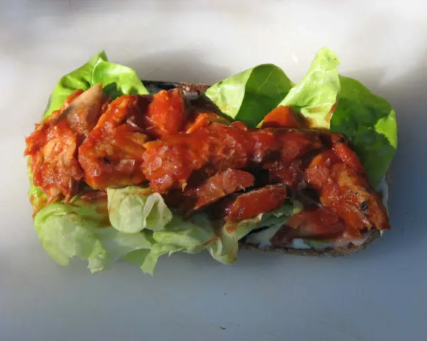 Enkel smörgås med makrill i tomatsås, sallad och en klick majonnäs. Ett snabbt och gott recept för en lunch.