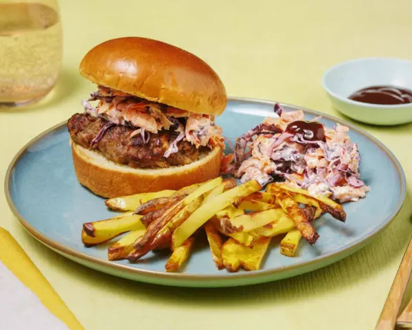 En saftig hamburgare med krispig coleslaw och pommes frites. Ett perfekt hamburgare recept för en härlig måltid.