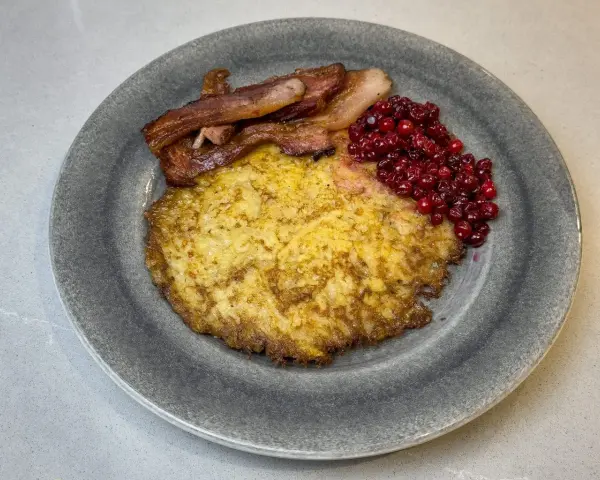 En gyllene raggmunk med knaperstekt bacon och rårörda lingon. Ett klassiskt raggmunk recept som smakar ljuvligt.