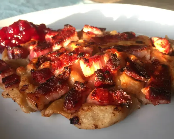 Kolbulle recept: Pannkaksliknande godsak med stekt fläsk och lingonsylt.