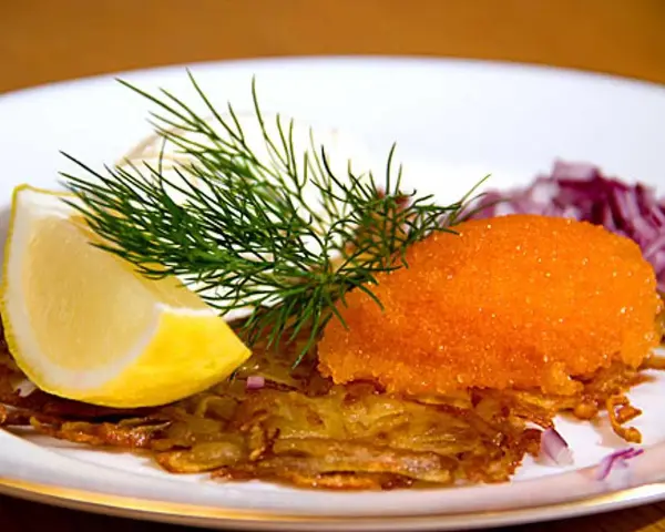 En läcker råraka med rom, dill, citron och rödlök. Ett perfekt råraka recept för en festlig måltid.