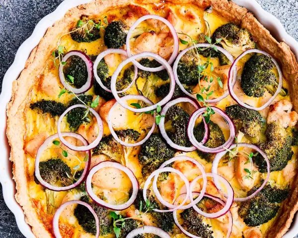En gyllene kycklingpaj med broccoli, rödlök och örter. Ett perfekt paj recept för middagen.