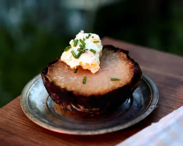 En bakad kålrabbi med en klick smör och gräslök, ett enkelt och gott kålrabbi recept.