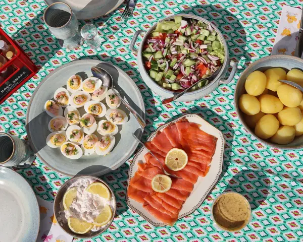En härlig påskbuffé med ägghalvor, gravad lax, potatis, sallad och skagenröra. Perfekta påskmat recept för en festlig måltid.