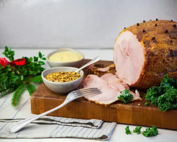 En saftig, griljerad kokt skinka med senap och julpynt. Perfekt för högtider!