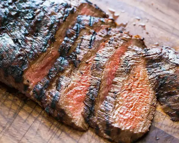 Grillad flankstek, perfekt för ett saftigt flankstek recept. Skivad och redo att serveras.