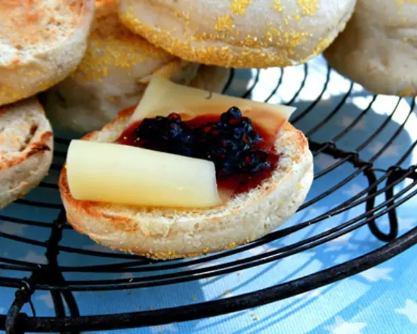 En rostad english muffin med sylt och ost. En perfekt frukost eller mellanmål.