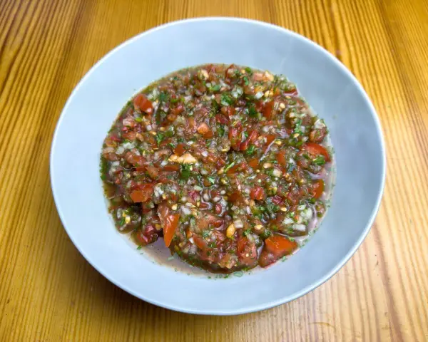 En skål med färsk pico de gallo, en härlig blandning av hackade tomater, lök, koriander och chili, redo att förhöja vilken måltid som helst.