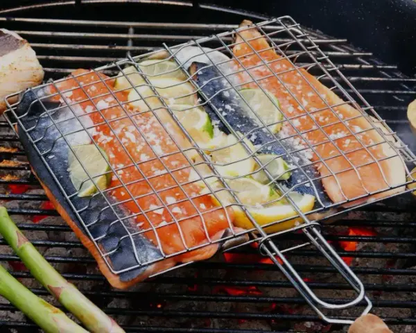 Fisk på grillen med citron och sparris. En härlig sommarmåltid att grilla fisk till.