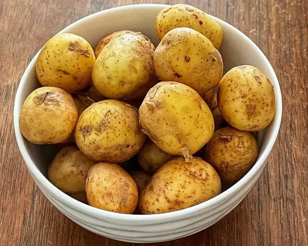 En skål med färskpotatis, redo att kokas. Enkel guide för hur kokar man potatis.