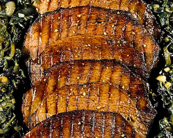 Grillad rostbiff med fina grillränder, serverad med en grön, saftig sallad. Perfekt för sommaren!