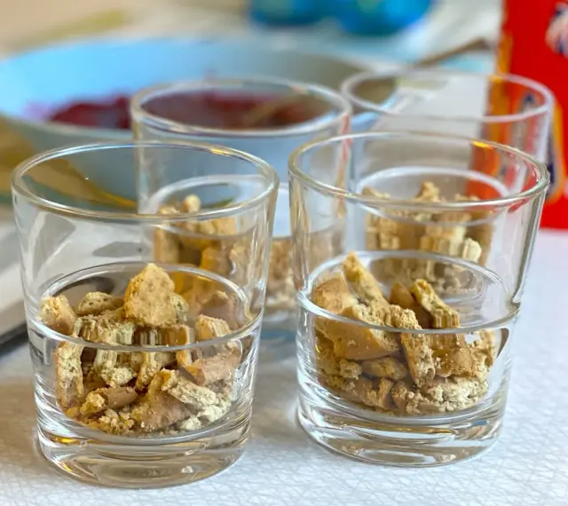 Smulsa i ett gott dessert i glas med krossade digestivekex.