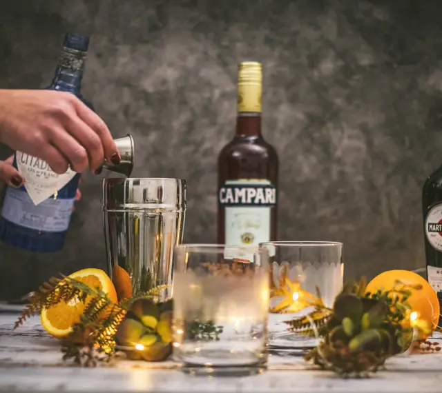 Förberedelser för en klassisk negroni. Gin, Campari och Martini Rossi står redo.