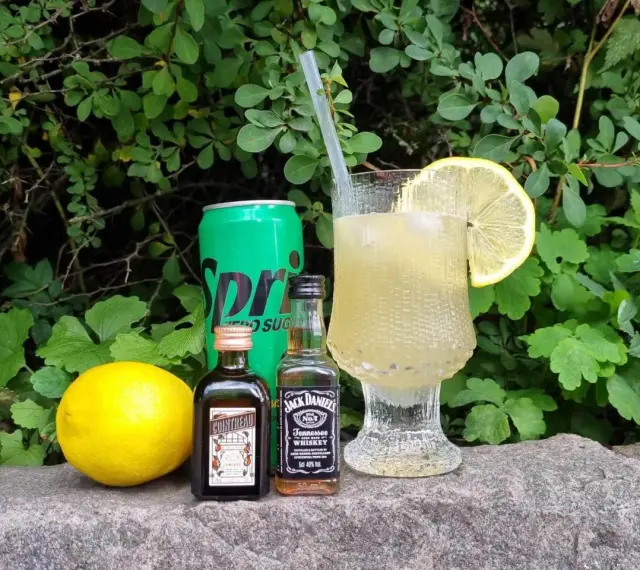 Lynchburg lemonade recept: en citron, en burk Sprite Zero, Cointreau och Jack Daniel's. En perfekt sommardrink!