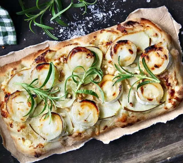 En läcker pinsa med chevre, tunna potatisskivor och rosmarin. Perfekt för en mysig kväll.