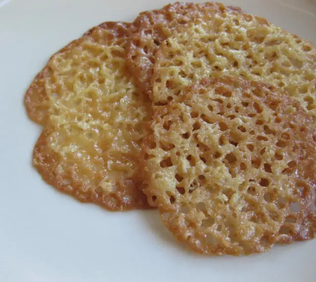 Tre gyllene havreflarn, perfekta för ett enkelt havreflarn recept. Krispiga och tunna, med ett vackert mönster.