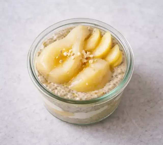 Chiapudding recept med päron och nötter i glasburk. En härlig frukost eller mellanmål.