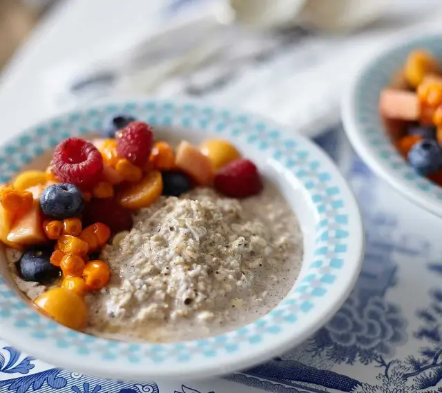 En skål gröt med färska bär och frukt. Perfekt för frukost tips!