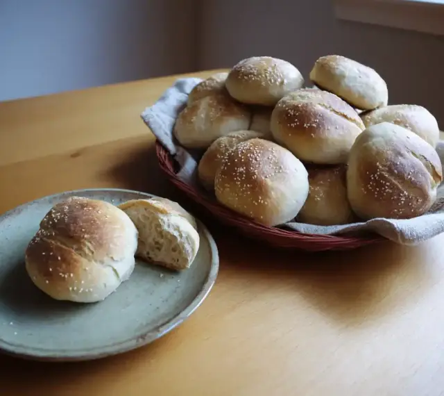 Nybakade frallor med sesamfrön, perfekta för frukost eller fika. Ett enkelt frallor recept att prova!