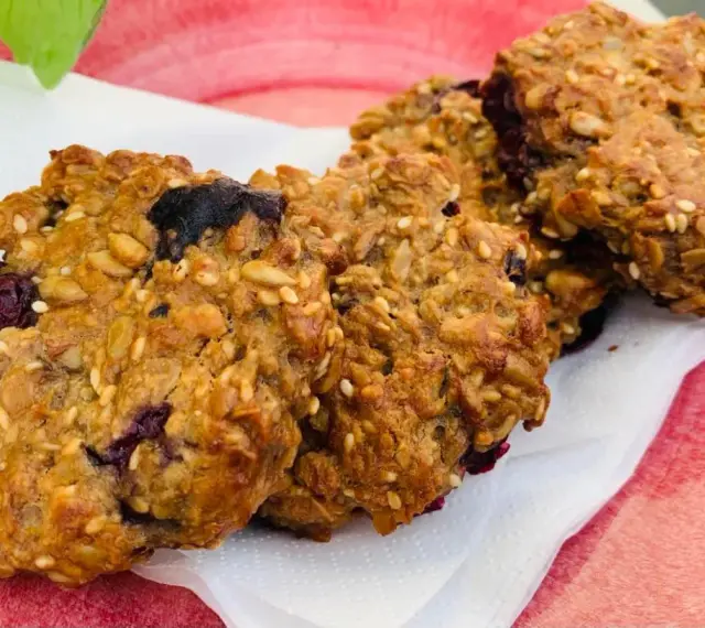 Här är ett enkelt havrekakor recept med bär och frön. Perfekt för fika!