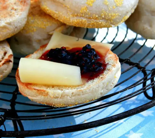 En rostad english muffin med sylt och ost. En perfekt frukost eller mellanmål.