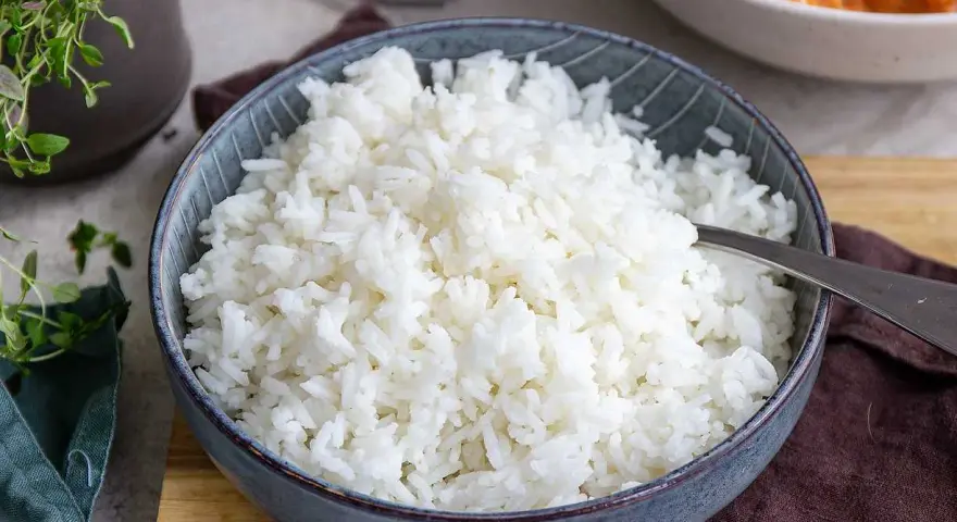 En skål med fluffigt vitt ris, perfekt för att koka till en god måltid.
