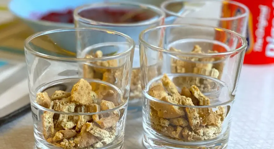 Smulsa i ett gott dessert i glas med krossade digestivekex.