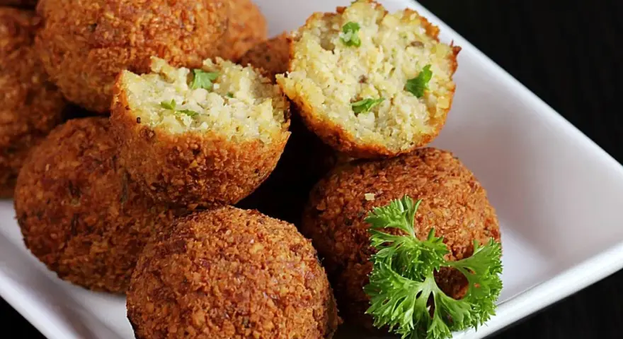Krispiga falafelbollar med persilja, redo att serveras. Ett perfekt falafel recept för alla tillfällen.